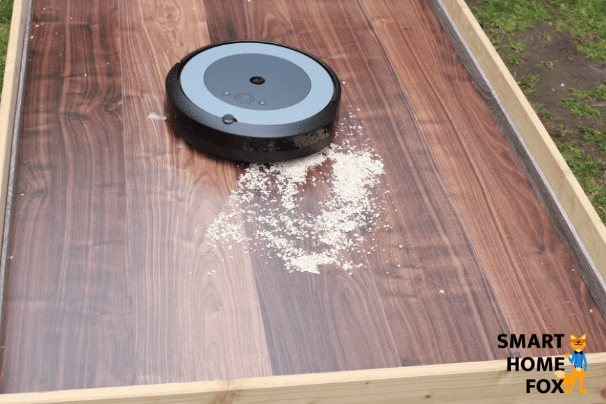 Haferflocken werdem vom Roomba i3 auf einem Hartboden aufgesaugt